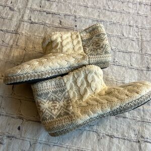 MUK LUKS SWEATER STYLE BOOTIES GRIP SOLES NEUTRAL COLOR WOMEN’S SIZE L(9-10)